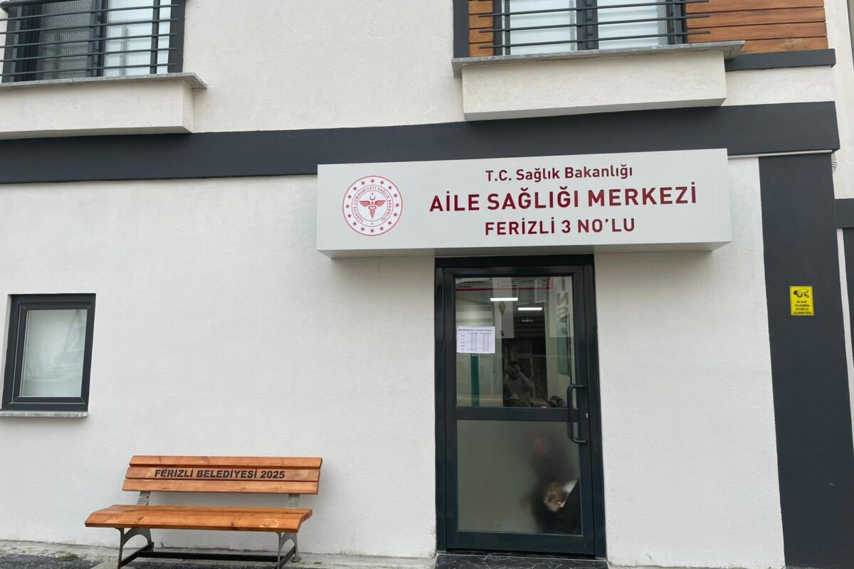 Ferizli 3 No'lu Aile Sağlığı Merkezi bina girişi ve tabelası